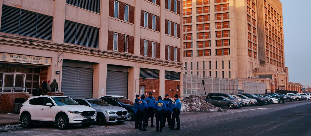 Polizisten bewachen das Metropolitan Detention Center in Brooklyn, New York (USA).