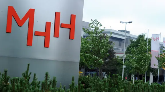 Ein Schild steht an der Medizinischen Hochschule Hannover (MHH). | picture alliance / dpa | Caroline Seidel, picture alliance / dpa | Caroline Seidel Ein Schild steht an der Medizinischen Hochschule Hannover (MHH).