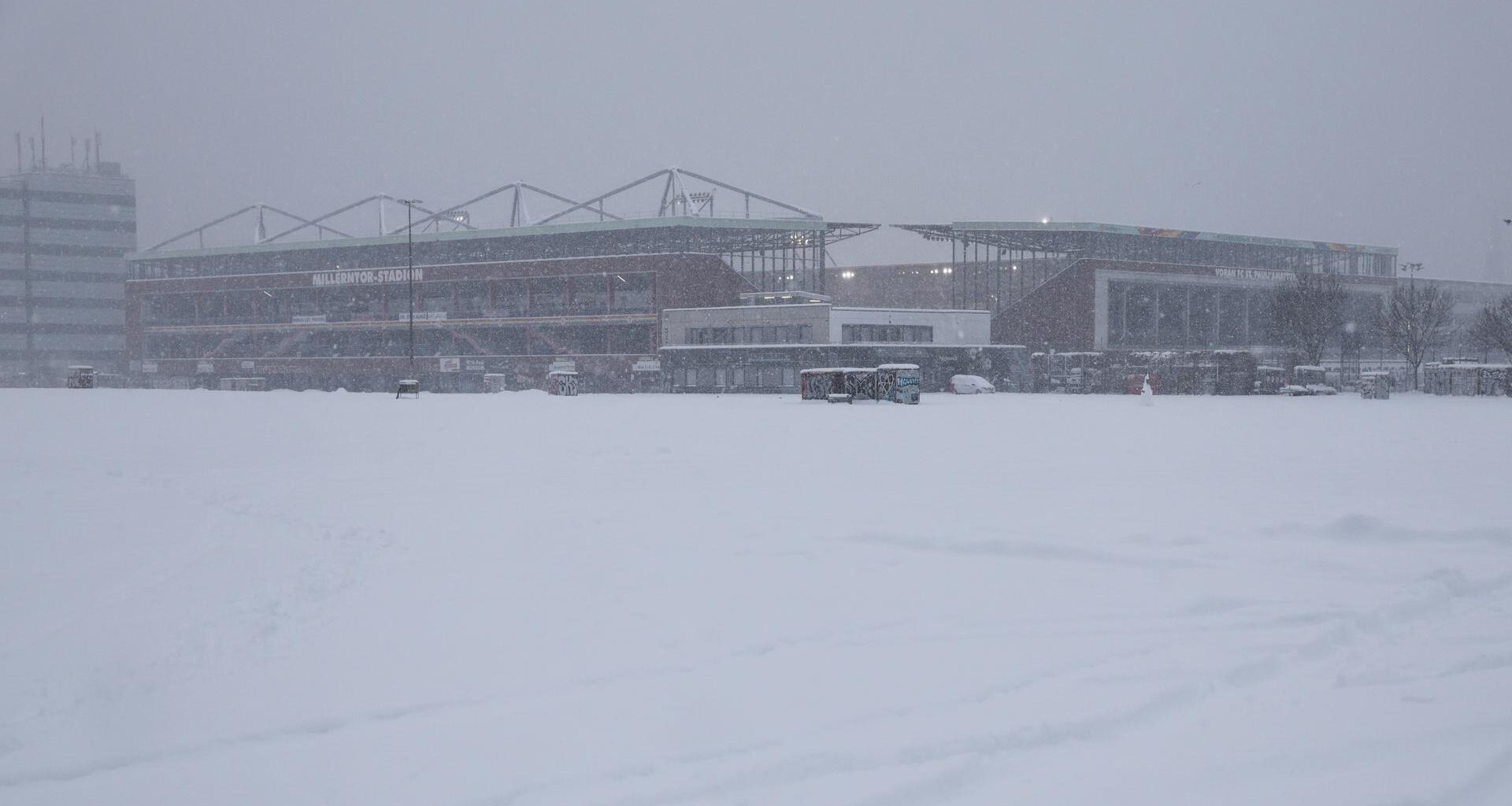 Das Millerntorstadion am Heiligengeistfeld bei dichtem Schneefall.