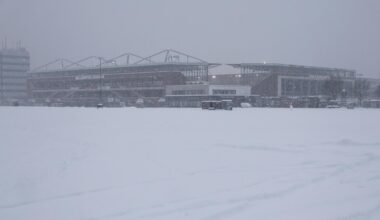 Das Millerntorstadion am Heiligengeistfeld bei dichtem Schneefall.