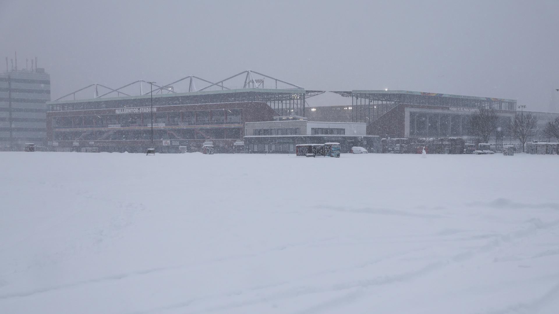Das Millerntorstadion am Heiligengeistfeld bei dichtem Schneefall.