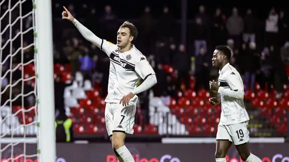 Angreifer Jovan Milosevic (l.) im Trikot von Partizan Belgrad | IMAGO / Starsport Angreifer Jovan Milosevic (l.) im Trikot von Partizan Belgrad