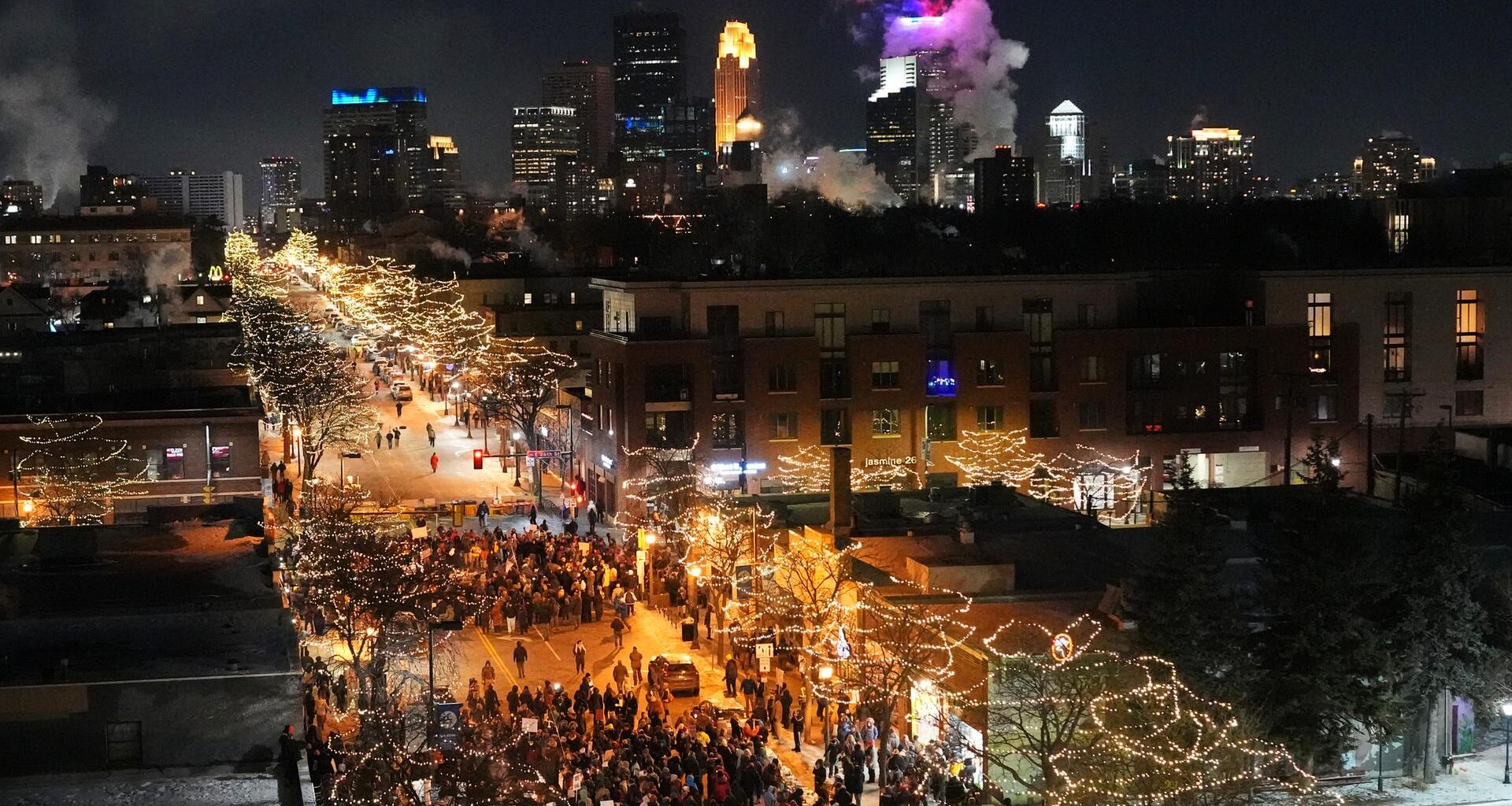 Mahnwache in Minneapolis nach einem erneuten tödlichen Schusswaffenvorfall. Ein Beamter der Einwanderungsbehörde ICE hatte einen 37-Jährigen erschossen.