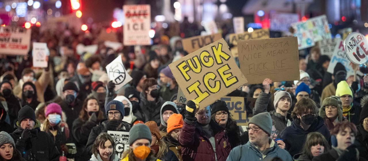 Demonstranten in Minneapolis halten Schilder gegen die US-Einwanderungsbehörde ICE in die Höhe