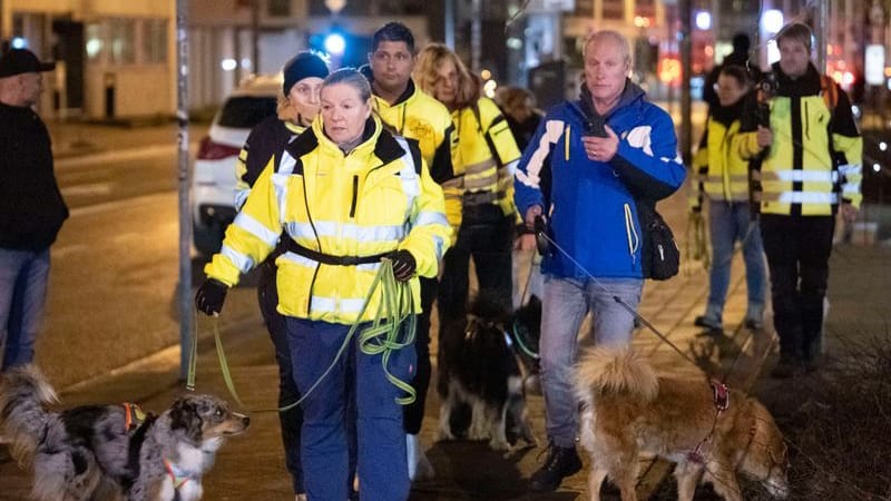 Mit Hunden sucht eine private Initiative im Bahnhofsviertel von Frankfurt nach Hinweisen auf den Verbleib eines achtjährigen Noah R.