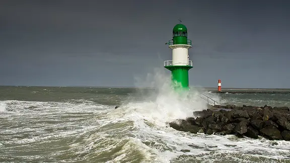 Die letzten Tage waren ziemlich stürmisch, doch nun scheint das Wetter wieder schöner zu werden. Foto: Frank Hojenski aus Rostock | NDR, Frank Hojenski aus Rostock Sturm an der Ostsee