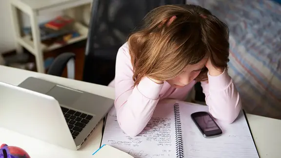 Kind schaut verzweifelt auf ein Smartphone | Fotolia.com, Monkey Business Kind schaut verzweifelt auf ein Smartphone