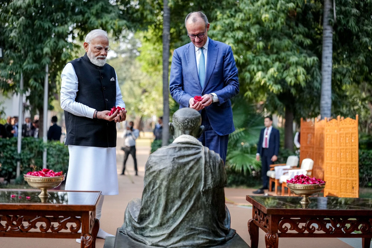 Modi und Merz an der Gedenkstätte für Mahatma Gandhi