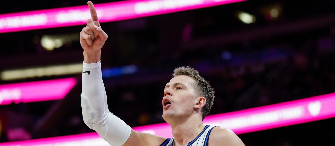 Moritz Wagner jubelt nach einem "And-One" | Kevin Kolczynski/AP/dpa Moritz Wagner jubelt nach einem "And-One"