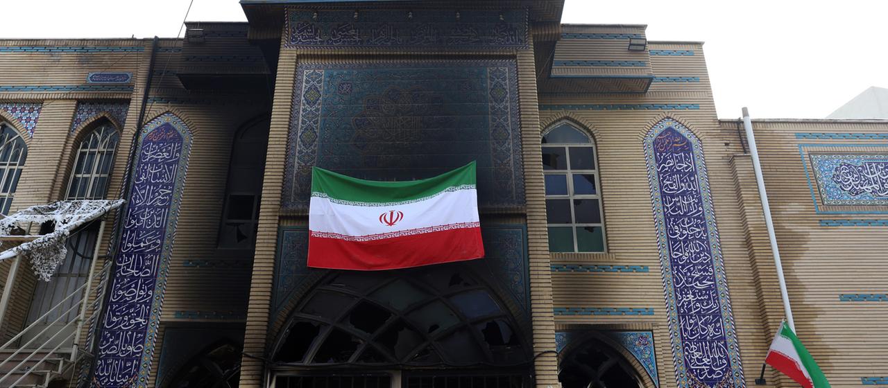 Die iranische Nationalflagge hängt an einer Moschee in Teheran, Iran. | EPA Die iranische Nationalflagge hängt an einer Moschee in Teheran, Iran.