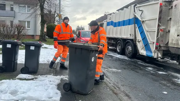 Müllwerker Christian André Kuhn und René Knorn holen in Peine Abfuhrtermine nach.