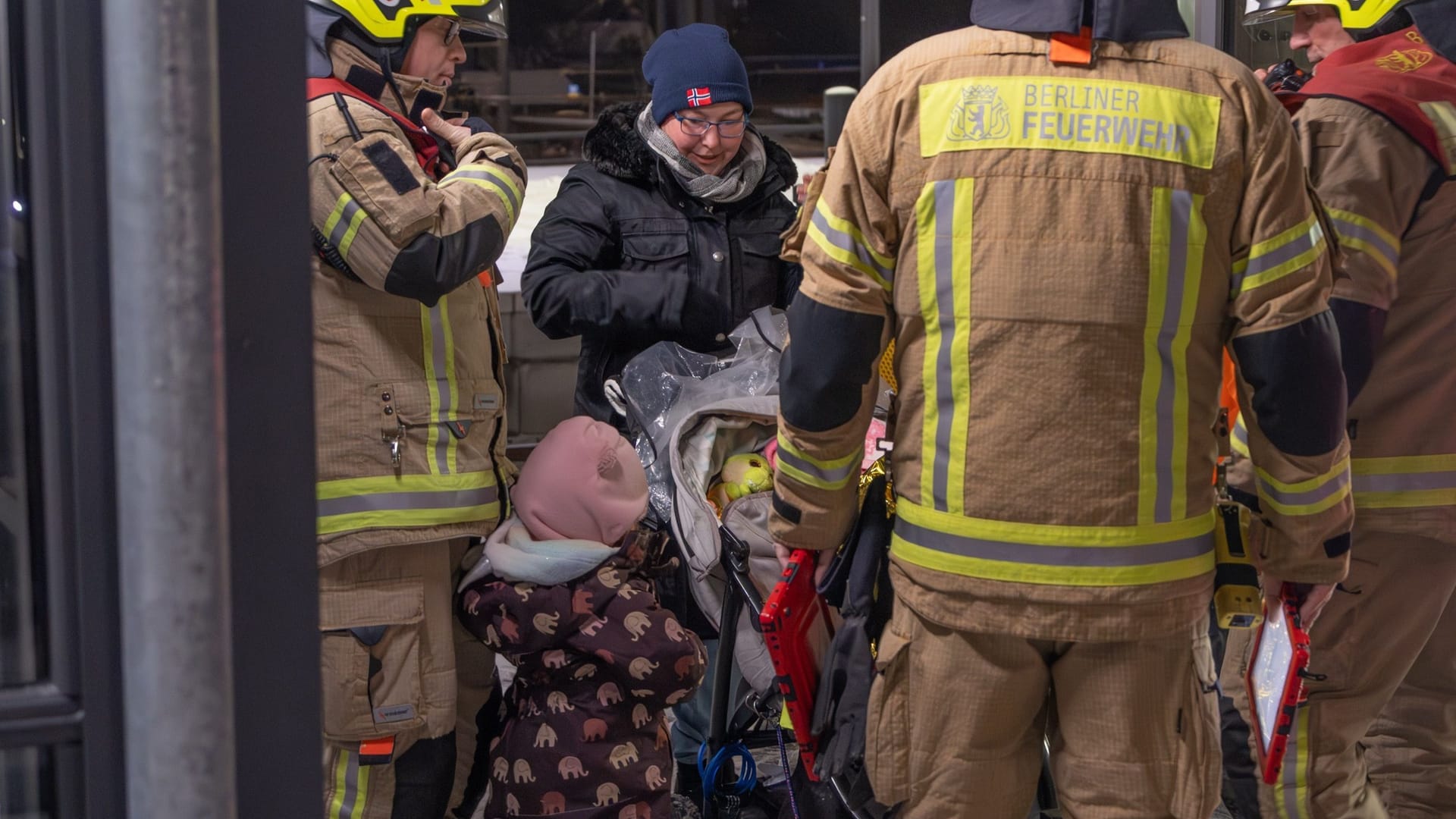 Mutter und Kind nach der Rettung aus einem Aufzug: Die Berliner Feuerwehr war mehr als drei Stunden vor Ort. Mutter und Kind nach der Rettung aus einem Aufzug: Die Berliner Feuerwehr war mehr als drei Stunden vor Ort.