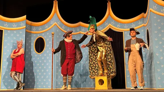 Bühnenszene aus dem Weihnachtsmärchen - zu sehen sind vier bunt kostümierte Märchengestalten. 