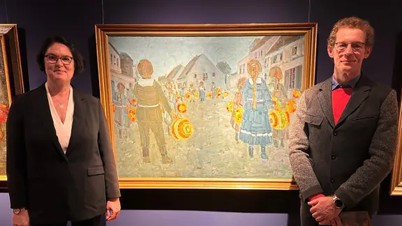 Vor dem Bild der "Laternenkinder" stehen Annette Winter-Süß und Dirk Antelmann.