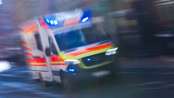 Ein Rettungsfahrzeug ist mit Blaulicht auf einer Straße unterwegs. | Jens Büttner/dpa +++ dpa-Bildfunk +++ Ein Rettungsfahrzeug ist mit Blaulicht auf einer Straße unterwegs.
