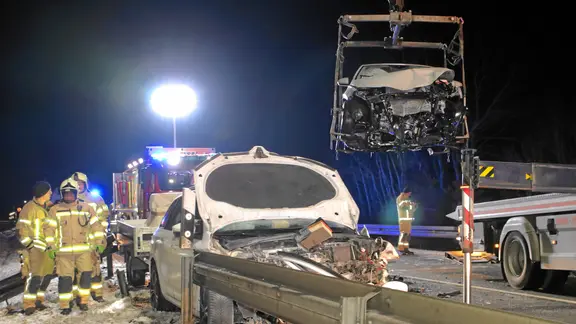 Bei einem Überholmanover stießen zwei Fahrzeuge bei Greifswald frontal zusammen.