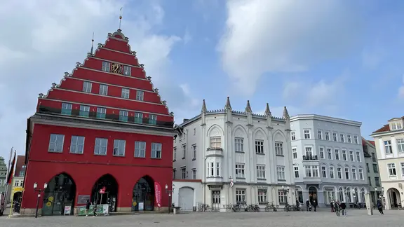 Das rotgestrichene Rathaus und der Marktplatz von Greifswald
