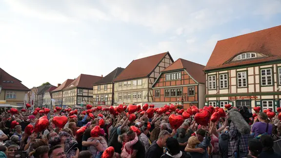 Bei der Stadtaufgabe der NDR MV Sommerparty haben sich 500 Menschen geküsst. | NDR 1 Radio MV, Jan Baumgart Bei der Stadtaufgabe der NDR MV Sommerparty haben sich 500 Menschen geküsst.