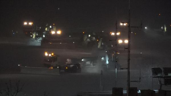 Dichter Schneefall legte den Flughafen Nürnberg am Freitagmorgen unter eine weiße Decke. Damit der Flugbetrieb aufrechterhalten werden kann, lief der Winterdienst am frühen Morgen auf Hochtouren.