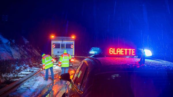 Auf den schnee- und eisglatten Straßen in Franken haben Dutzende Unfälle für zahlreiche Polizeieinsätze gesorgt. In Unterfranken rückte die Polizei mindestens 54 Mal aus, wie ein Sprecher am Morgen sagte. In der Oberpfalz berichteten die Beamten bislang von 31 Einsätzen und einem Verletzten. In Mittelfranken kam es laut Polizei zu etlichen Glätteunfällen, die Lage sei im Vergleich zu anderen bayerischen Regierungsbezirken aber übersichtlich.