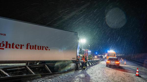 Auf der A70 im unterfränkischen Landkreis Schweinfurt war ein Lastwagen auf der glatten Fahrbahn in die Leitplanke geprallt, verletzt wurde niemand.