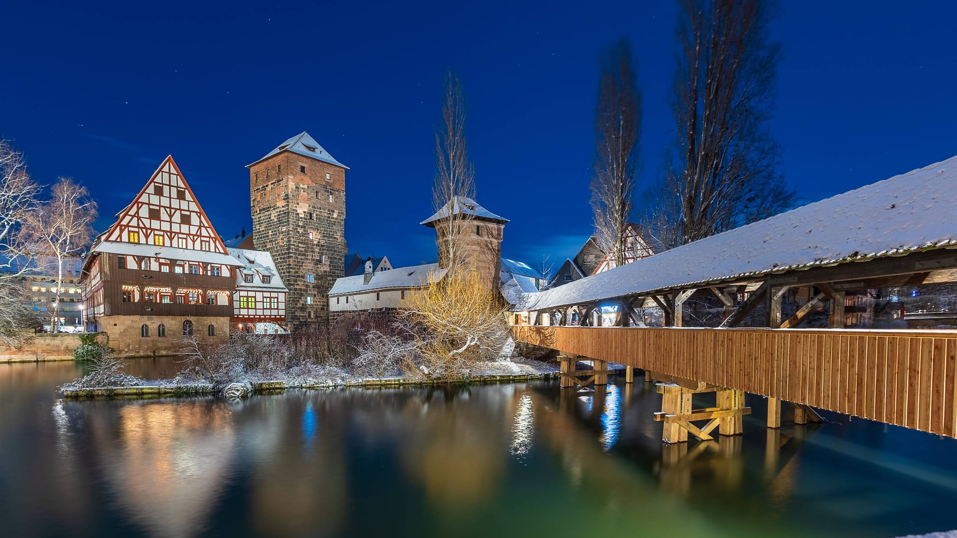 Nachtaufnahme vom verschneiten Ensemble aus Weinstadel, Wasserturm, Henkerhaus und Henkersteg in Nürnberg: Der DWD hat eine amtliche Warnung vor strengem Frost für die gesamte Region herausgegeben. Nachtaufnahme vom verschneiten Ensemble aus Weinstadel, Wasserturm, Henkerhaus und Henkersteg in Nürnberg: Der DWD hat eine amtliche Warnung vor strengem Frost für die gesamte Region herausgegeben.