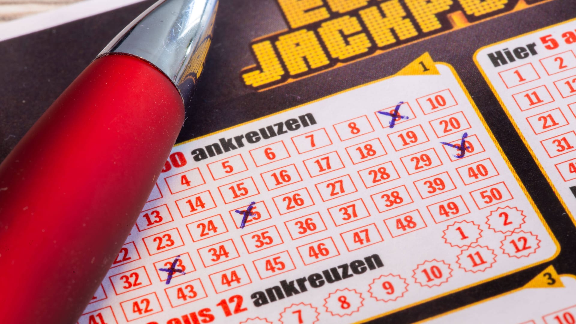 Nahaufnahme eines Eurojackpot-Spielscheins (Symbolfoto): In Bayern hat ein Spieler am Freitag eine große Summe gewonnen.