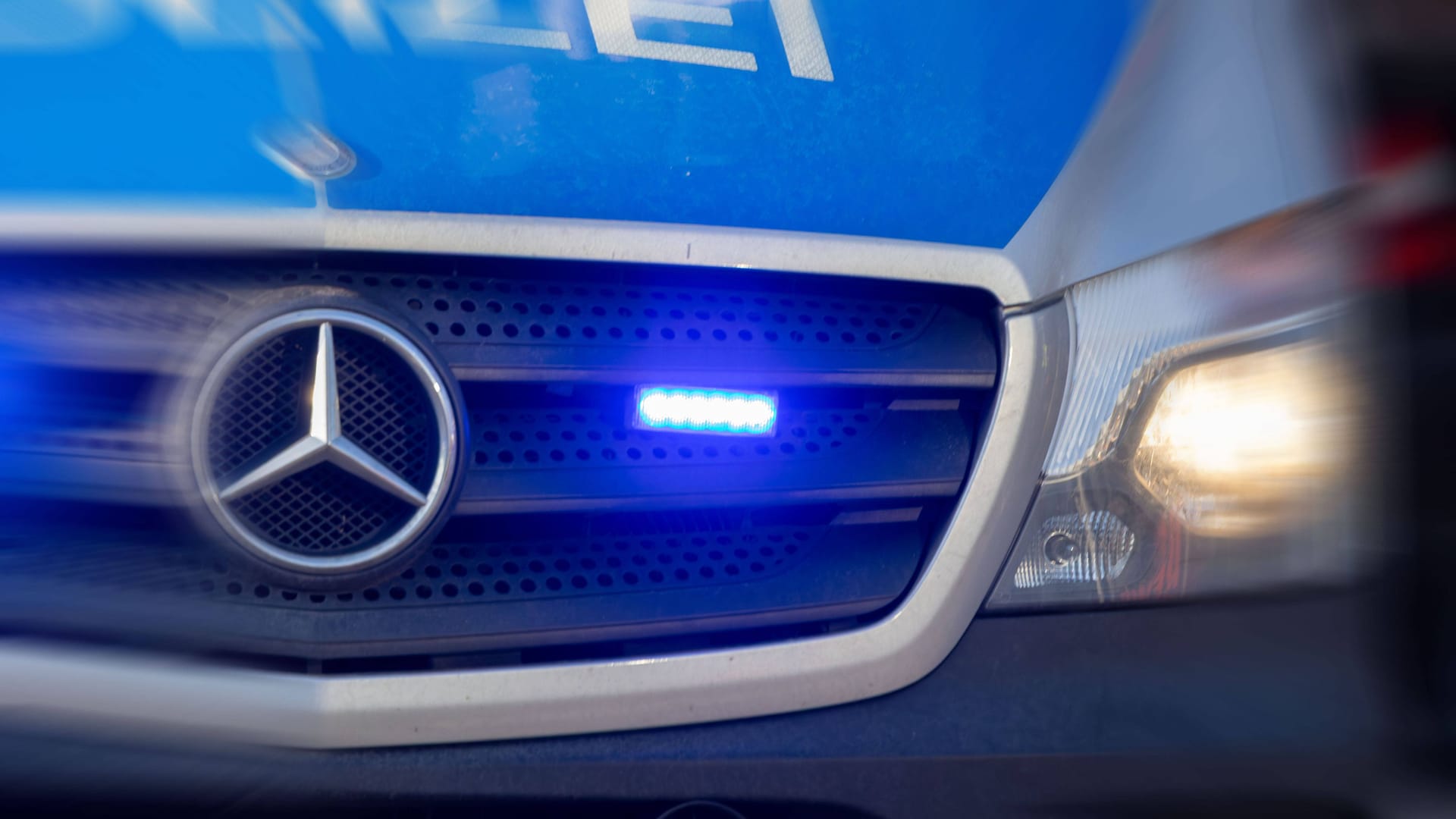 Nahaufnahme von einem Blaulicht an einem Polizeiauto (Symbolbild): Zu größeren Verkehrsbehinderungen kam es laut Polizei nicht. Nahaufnahme von einem Blaulicht an einem Polizeiauto (Symbolbild): Zu größeren Verkehrsbehinderungen kam es laut Polizei nicht.