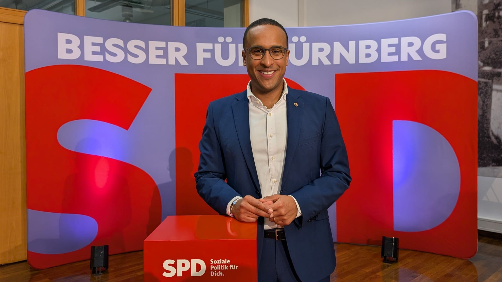 Nasser Ahmed vor dem Slogan seiner Partei: Der Schwerpunkt liegt auf bezahlbarem Wohnraum, guter Bildung, Mobilität und der Belebung der Innenstadt. Nasser Ahmed vor dem Slogan seiner Partei: Der Schwerpunkt liegt auf bezahlbarem Wohnraum, guter Bildung, Mobilität und der Belebung der Innenstadt.