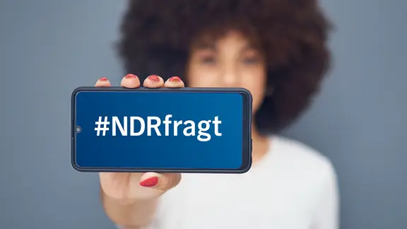 Eine Frau hält ein Smarthphone in die Kamera, auf dem Display steht "#NDRfragt" | PantherMedia, Yuri Arcurs Eine Frau hält ein Smarthphone in die Kamera, auf dem Display steht "#NDRfragt"