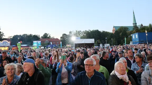 Etwa 8.000 Besucherinnen und Besucher kamen zur NDR MV Sommerparty 2025 in Bad Doberan. | NDR/Davis Harms Etwa 8.000 Besucherinnen und Besucher kamen zur NDR MV Sommerparty in Bad Doberan.