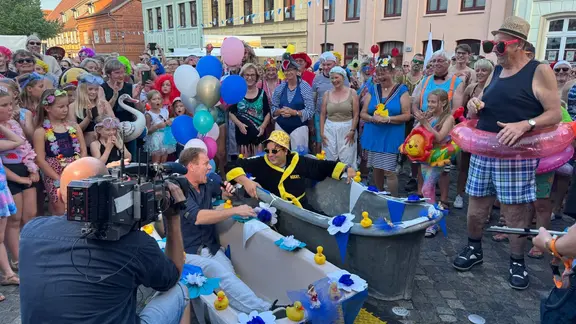 Nordmagazin-Moderator Tilo Tautz nimmt bei der NDR Sommerparty Platz in einer Badewanne und führt ein Live-Interview. | NDR Nordmagazin-Moderator Tilo Tautz nimmt bei der NDR Sommerparty Platz in einer Badewanne und führt ein Live-Interview.