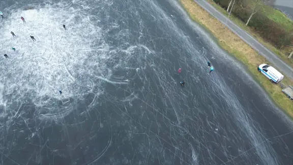 Schlittschuhlaufen auf einer Fläche des Vereins SV Concordia Neermoor im Landkreis Leer. | TeleNewsNetwork Schlittschuhlaufen auf einer Fläche des Vereins SV Concordia Neermoor im Landkreis Leer.