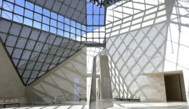 „Nude Wing“ von Fiona Banner wurde im lichtdurchfluteten großen Foyer zum ausstrahlenden Kern rund um die Schenkungen der Schürmanns.