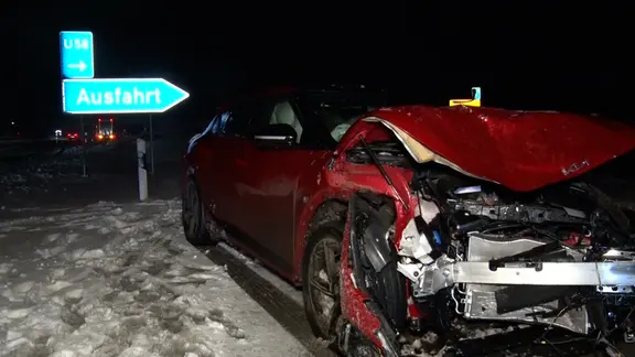 Nach einem Unfall auf der A1 im Landkreis Vechta steht beschädigter Wagen an der Fahrbahn. | Nord-West-Media TV Nach einem Unfall auf der A1 im Landkreis Vechta steht beschädigter Wagen an der Fahrbahn.