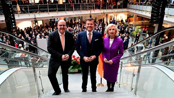 Um 16 Uhr beginnt der Neujahrsempfang, kurz zuvor noch ein gemeinsames Bild: Oberbürgermeister Marcus König (CSU) mit Bürgermeisterin Julia Lehner (CSU) und Bürgermeister Christian Vogel (SPD). Die beiden treten zur Kommunalwahl im März nicht mehr an.