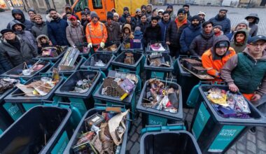 Junge Muslime sammeln am Neujahrsmorgen Müll in Berlin