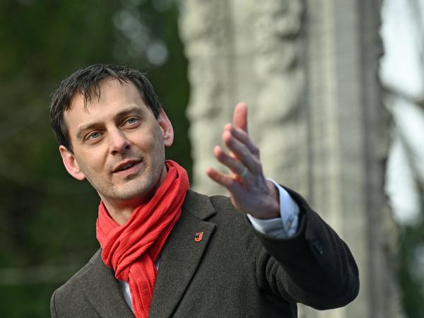 Martin Hikel (SPD), Bezirksbürgermeister Neukölln, spricht vor dem Märchenbrunnen im Neuköllner Schulenburgpark. (zu dpa: «Hikel und Böcker-Giannini: Die SPD diskutiert zu oberflächlich») +++ dpa-Bildfunk +++