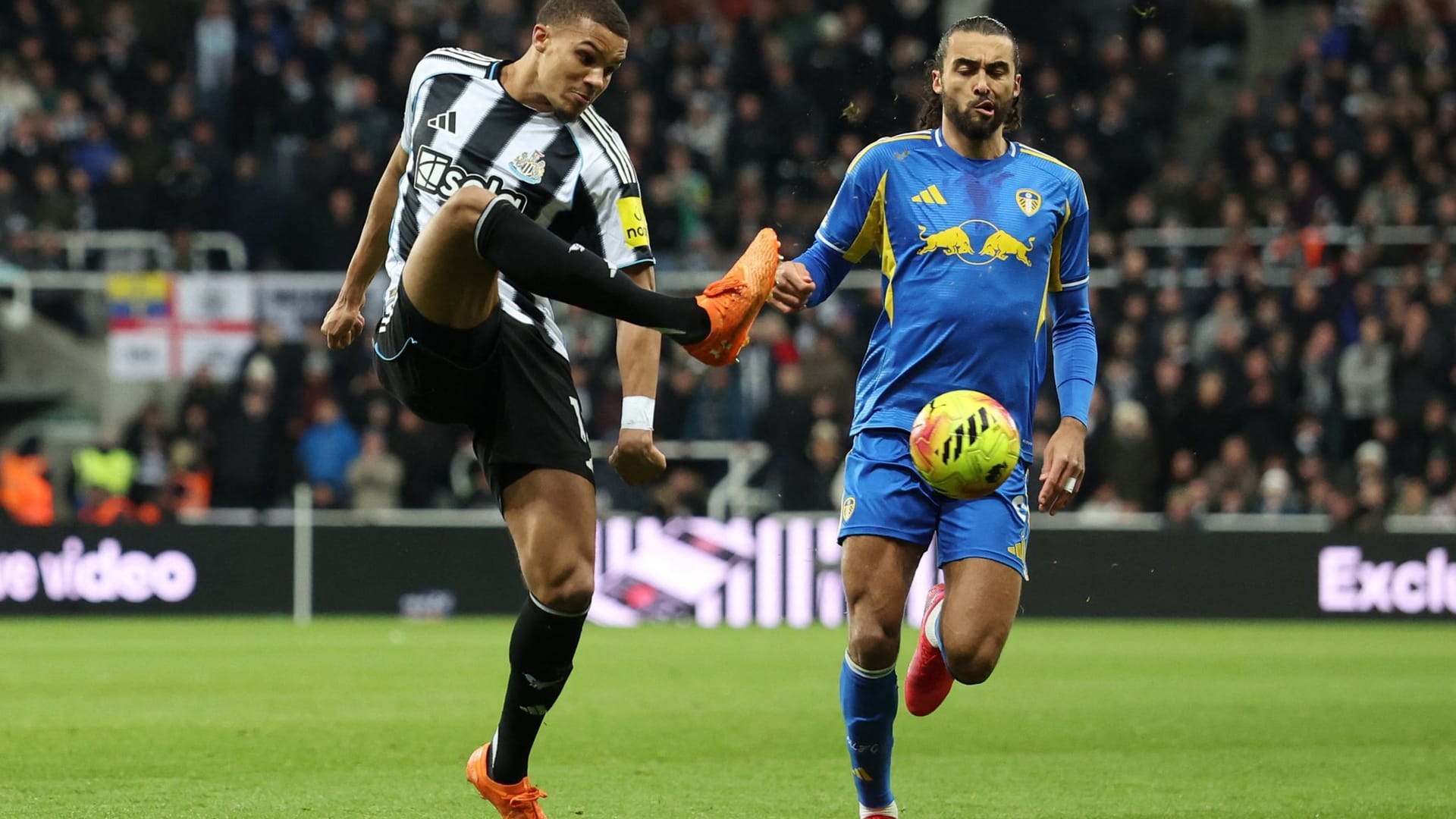 Newcastle Uniteds Malick Thiaw im Duell mit Leeds Dominic Calvert-Lewin (r.). Newcastle Uniteds Malick Thiaw im Duell mit Leeds Dominic Calvert-Lewin (r.).