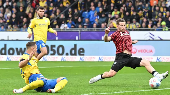 Benjamin Källman von Hannover 96 mit dem Ball (r.)