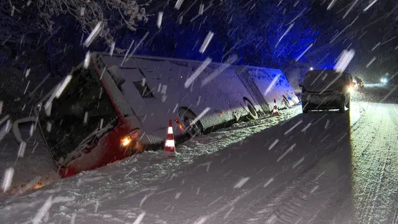 Nach starkem Schneefall ist ein Linienbus im schleswig-holsteinischen Klein Nordende in einem Graben gelandet. 
