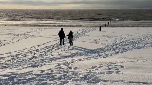 Schnee liegt am Strand von Norderney.