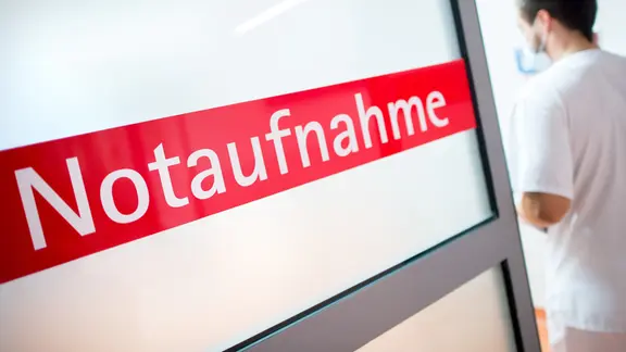 "Notaufnahme" steht auf einem Schild an einer Klinik in Braunschweig. | dpa, Hauke-Christian Dittrich "Notaufnahme" steht auf einem Schild an einer Klinik in Braunschweig.