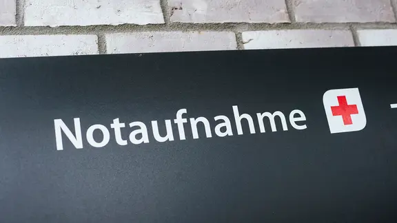 Schild mit der Aufschrift: "Notaufnahme" an einer Häuserwand | NDR, Julius Matuschik Schild mit der Aufschrift: "Notaufnahme" an einer Häuserwand