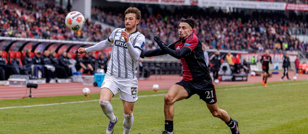  Lukas Petkov und Berkay Ylmaz im Zweikampf