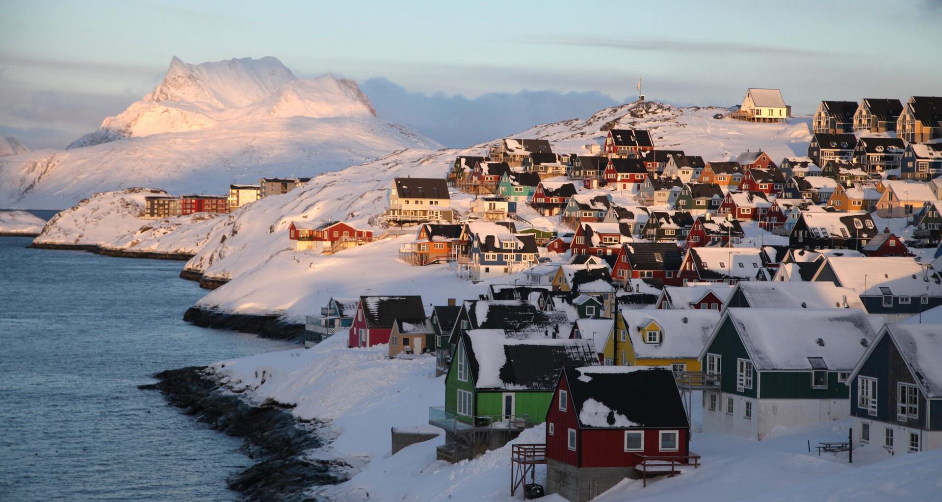 Die Sonne geht über einem Teil der grönländischen Hauptstadt Nuuk unter.