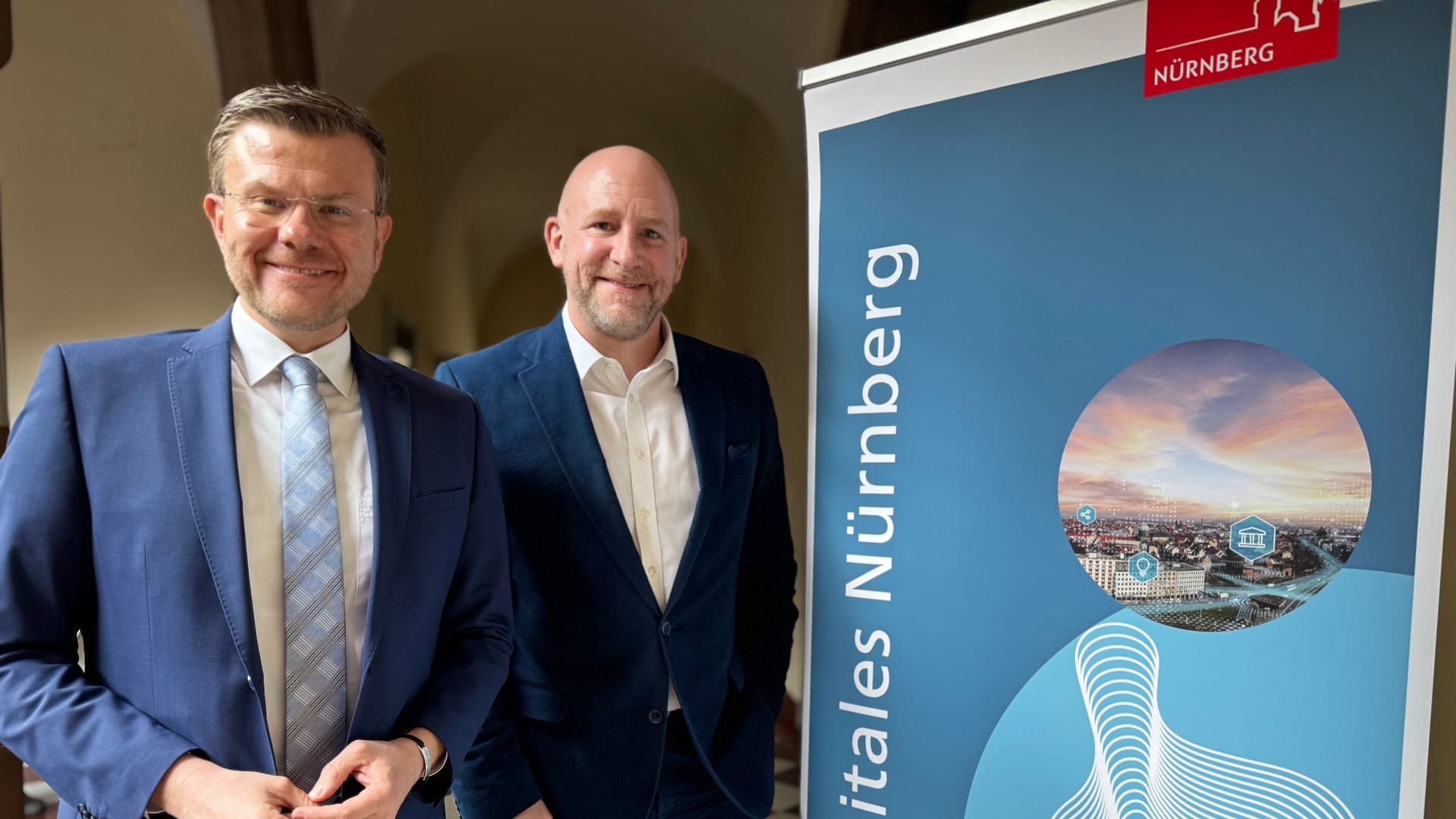 OB König und Olaf Kuch, Leiter des Direktoriums für Bürgerservice, Digitales und Recht, zeigen, was Nürnberg in Sachen Digitalisierung kann. OB König und Olaf Kuch, Leiter des Direktoriums für Bürgerservice, Digitales und Recht, zeigen, was Nürnberg in Sachen Digitalisierung kann.