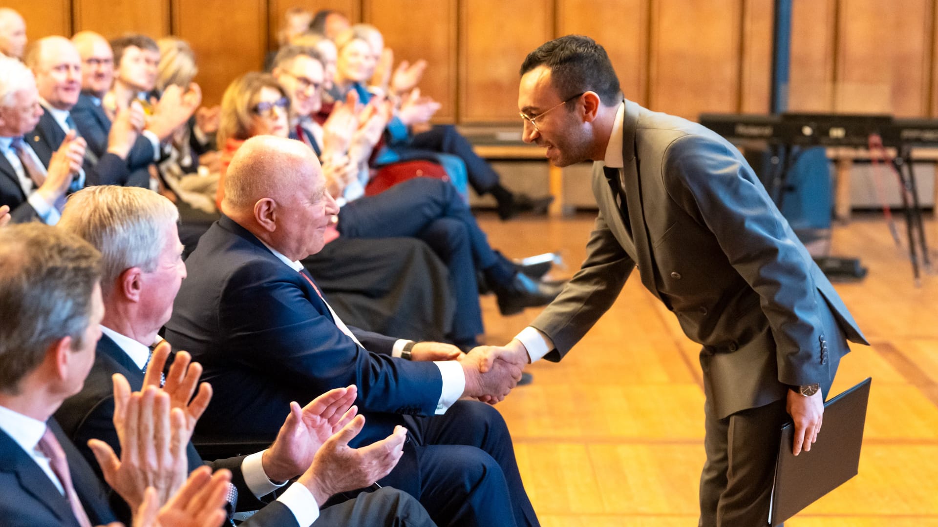 Ehrenplakette an Dr. Lutz R. Raettig Ehrenplakette an Dr. Lutz R. Raettig