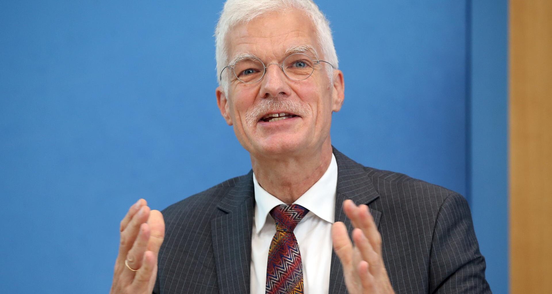 Andreas Schleicher, OECD-Direktor für Bildung und Kompetenzen, spricht bei der Vorstellung einer Studie vor der Bundespressekonferenz.