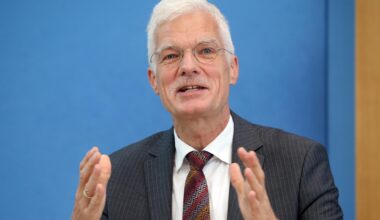 Andreas Schleicher, OECD-Direktor für Bildung und Kompetenzen, spricht bei der Vorstellung einer Studie vor der Bundespressekonferenz.
